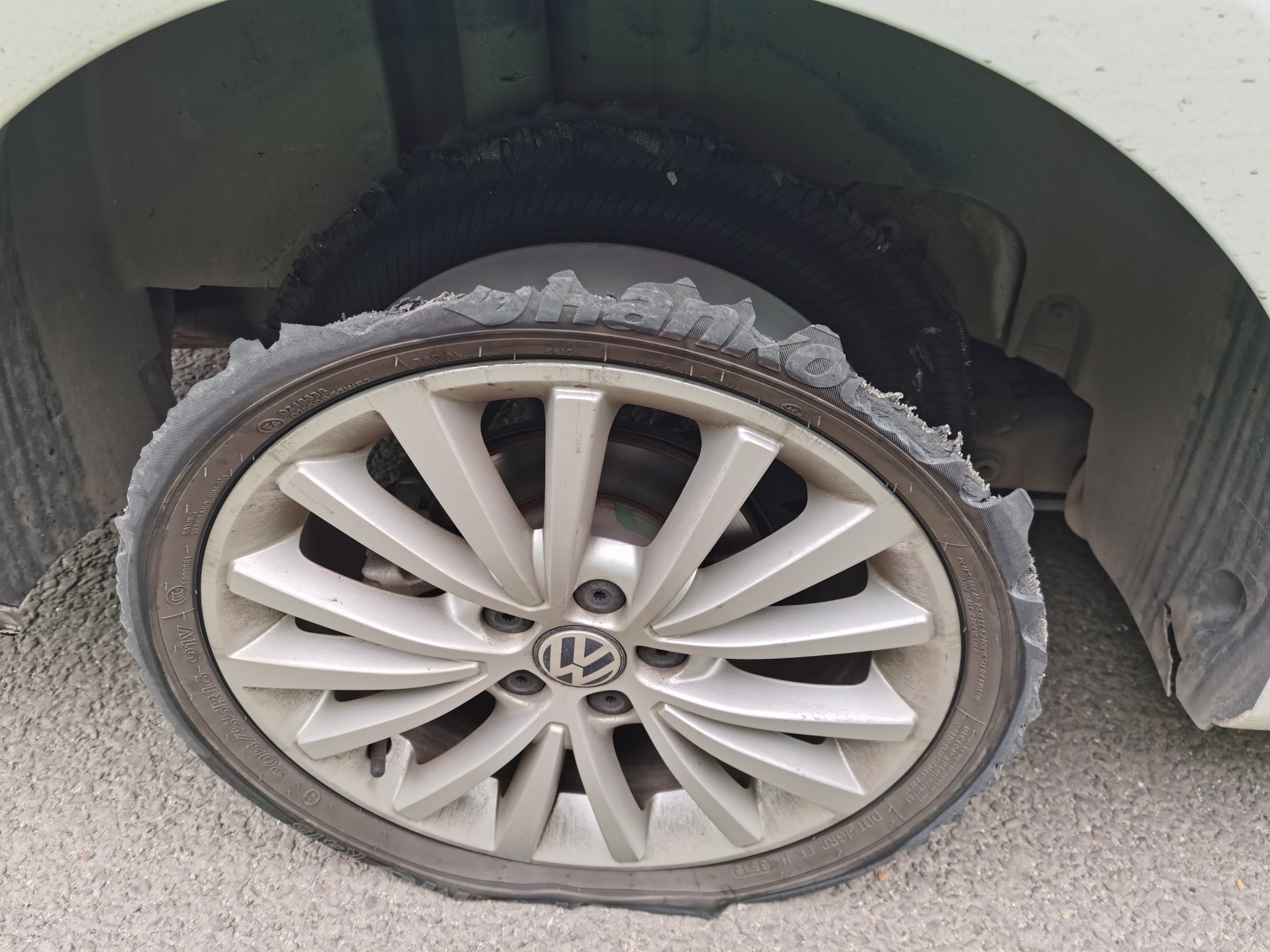 在天猫途虎养车店买的商品,高速上行驶轮胎突然爆胎,危及生命安全