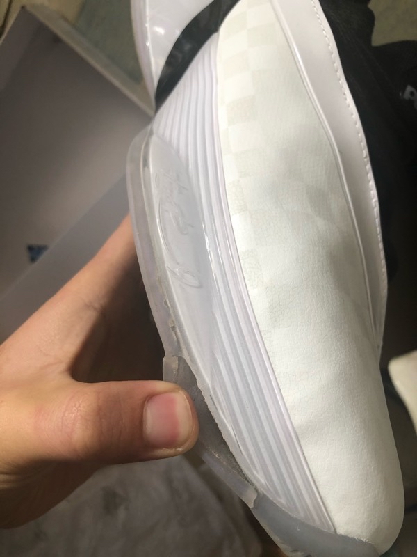 11月26日在毒app买一双鞋,经邮寄鉴定确定到货12月1日,下午试穿一下