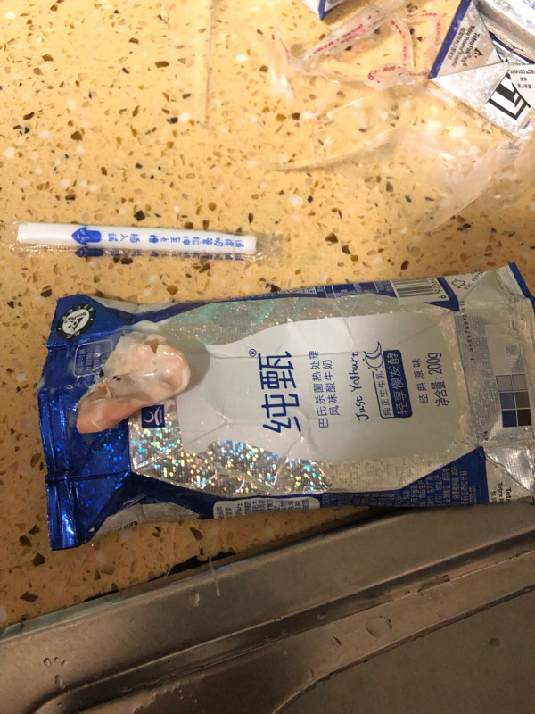 喝纯甄酸奶喝出异物内心波澜