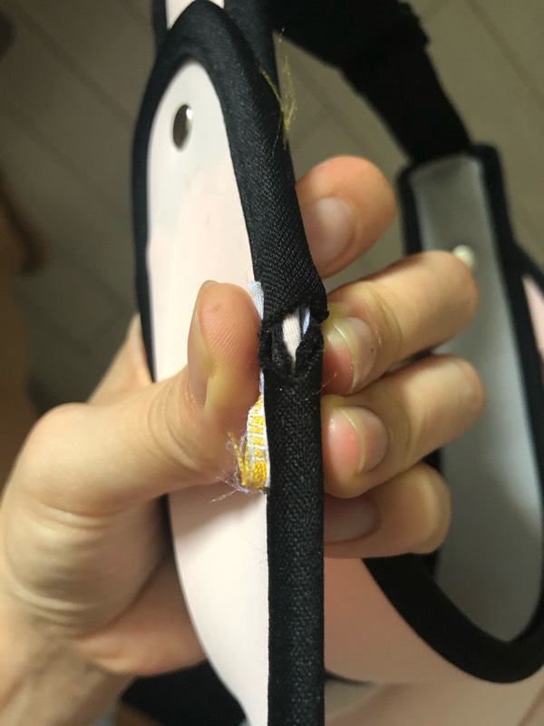 收到帽子之后,不喜欢这个商标,把商标对半剪开的时候发现里面有个洞