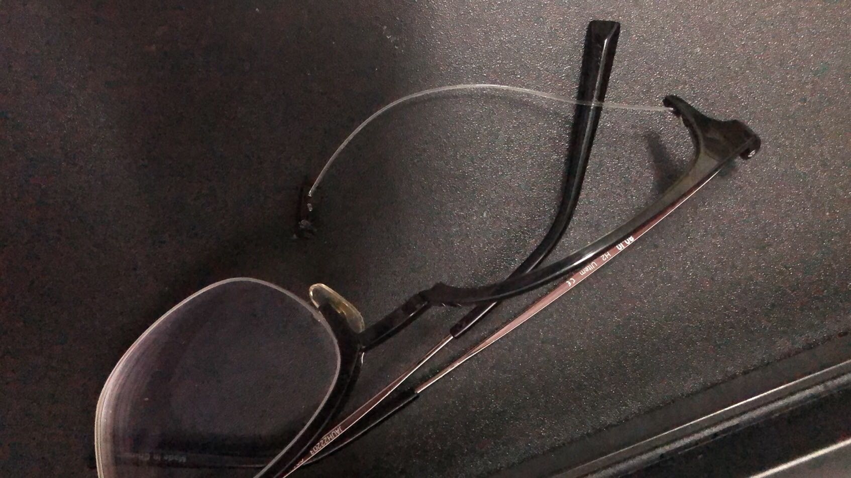 近半年在aojo门店买的镜眶配的眼镜镜框已经烂了三回了