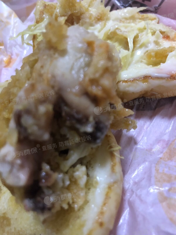 炸鸡汉堡南岭店买了份套餐汉堡吃到一半发现鸡肉有发黑鸡皮有白白现象