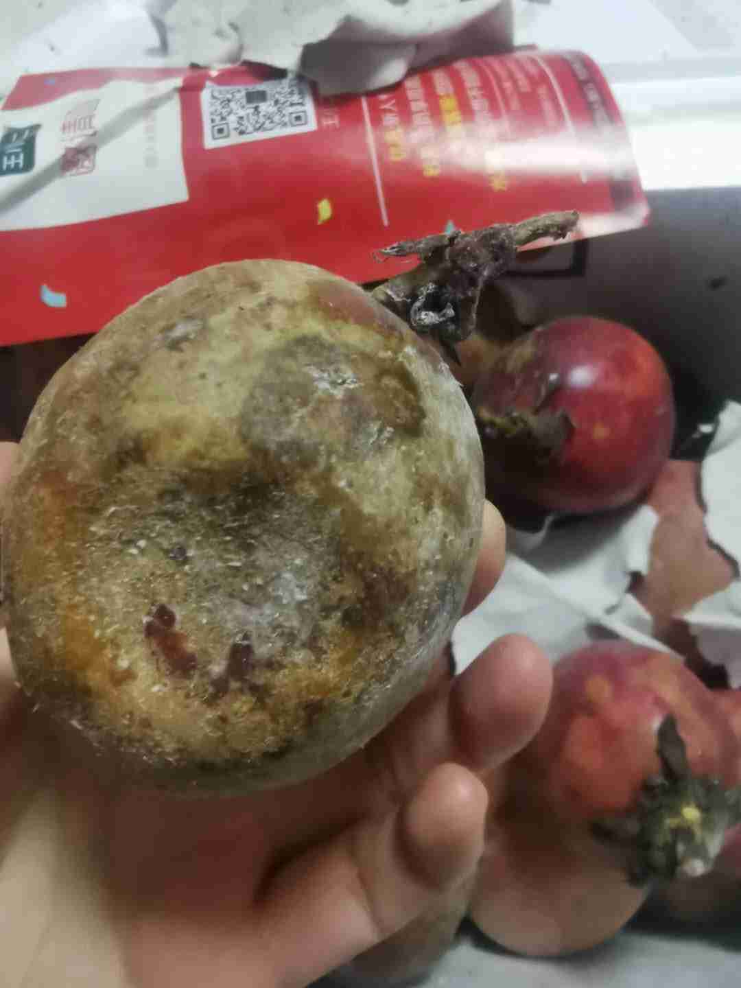 投诉天猫王小二旗舰店买的整箱百香果发霉发臭