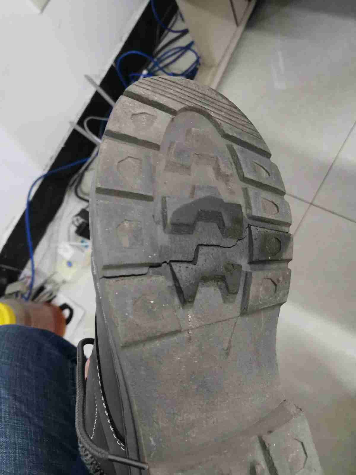 在淘宝购买鞋子不到一个月两只鞋底都断了