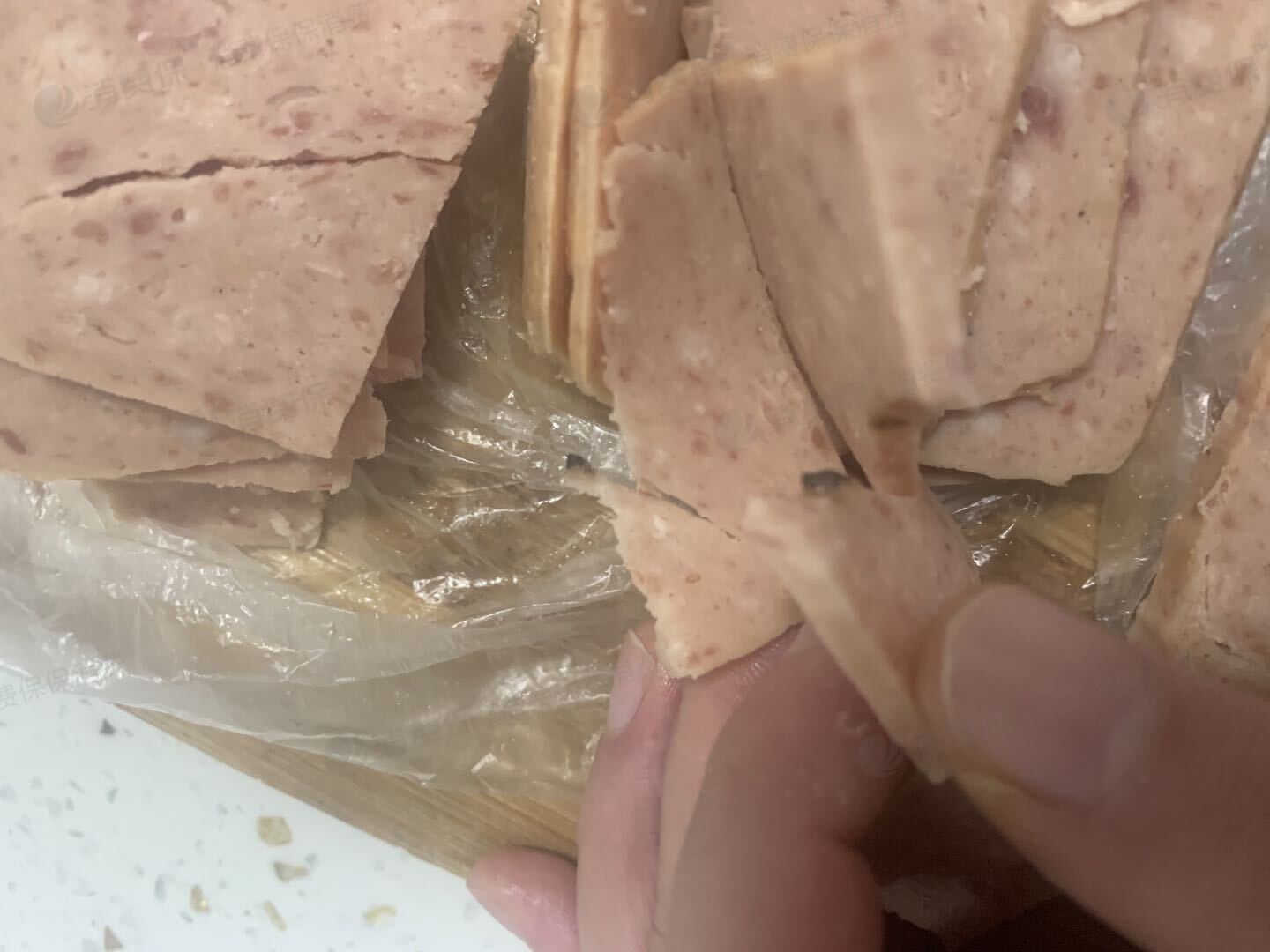 京东自营店买的午餐肉保质期内发霉变质