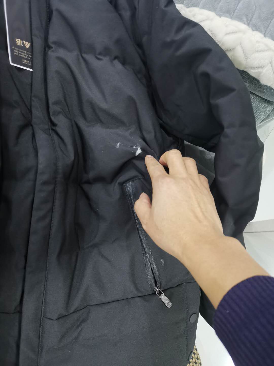 收到货后衣服破损,联系京东客户告知我处理不了