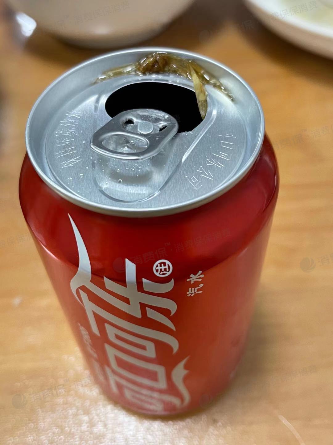 罐装可口可乐里喝出异物疑似稻草