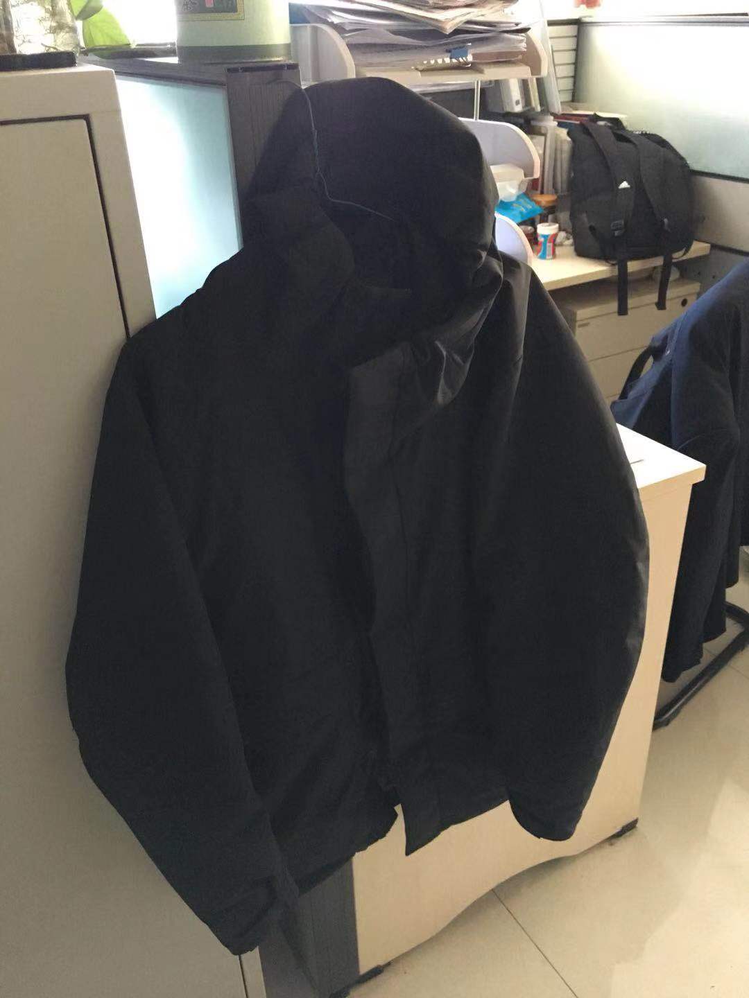 在天猫买的优衣库上衣拉链与衣服连接处开线致衣服破损