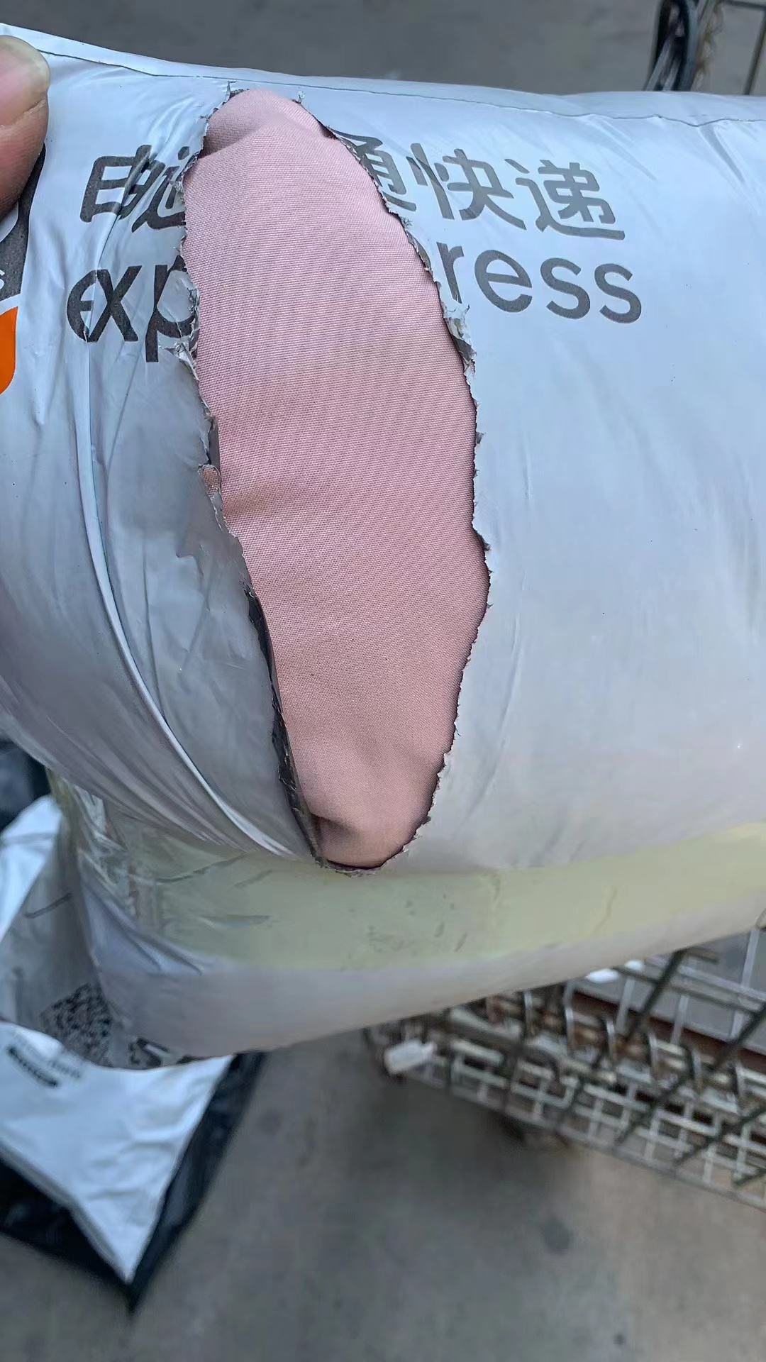 我是商家  买家寄回快递包裹,包装破损,我司拒签,在协商过程中,网点并