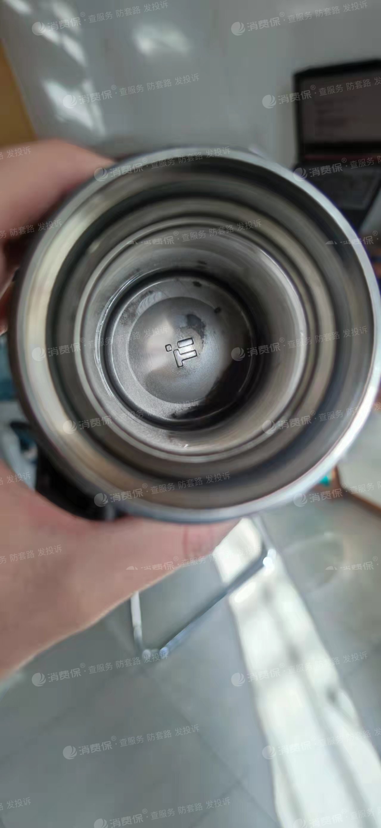 淘宝网店铺苏泊尔华北总店出售的保温杯使用2月后出现杯底腐蚀情况