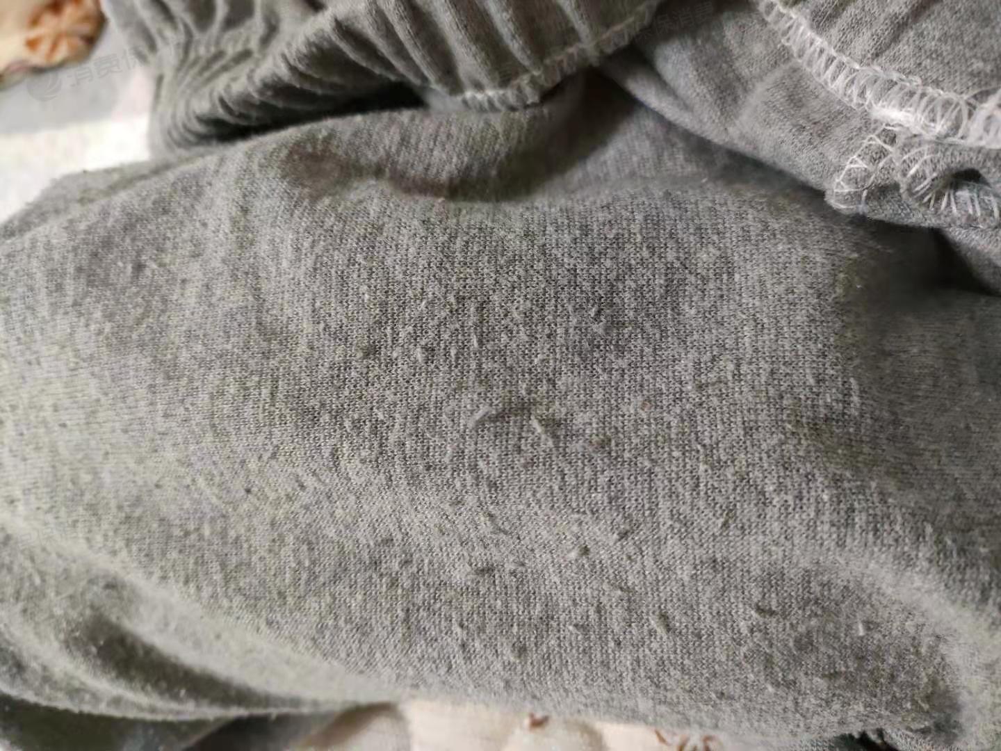 同一规格不同颜色两条秋裤穿了几次之后发现一条起球一条不起球