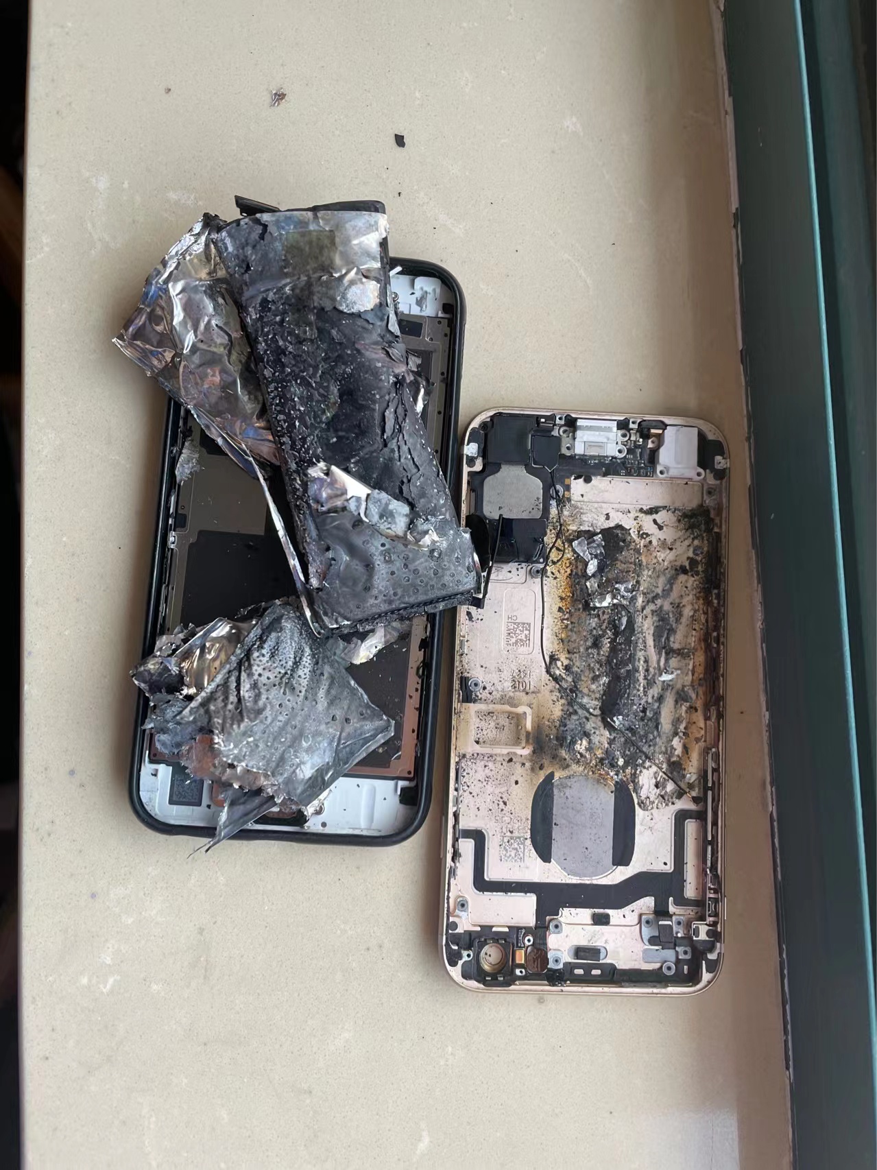 电池爆炸炸毁iphone6s手机
