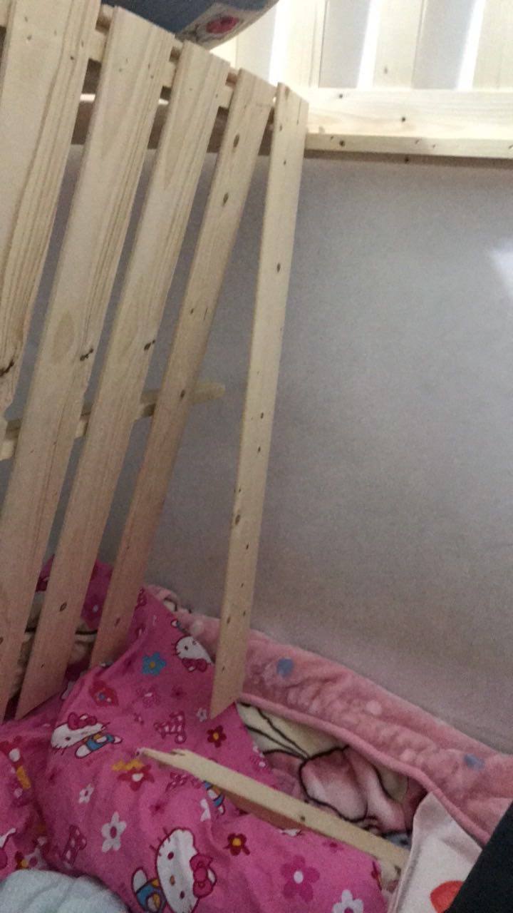 3月11号下单购买该店一张上下铺,仅使用一晚,上铺床板突然断裂塌陷