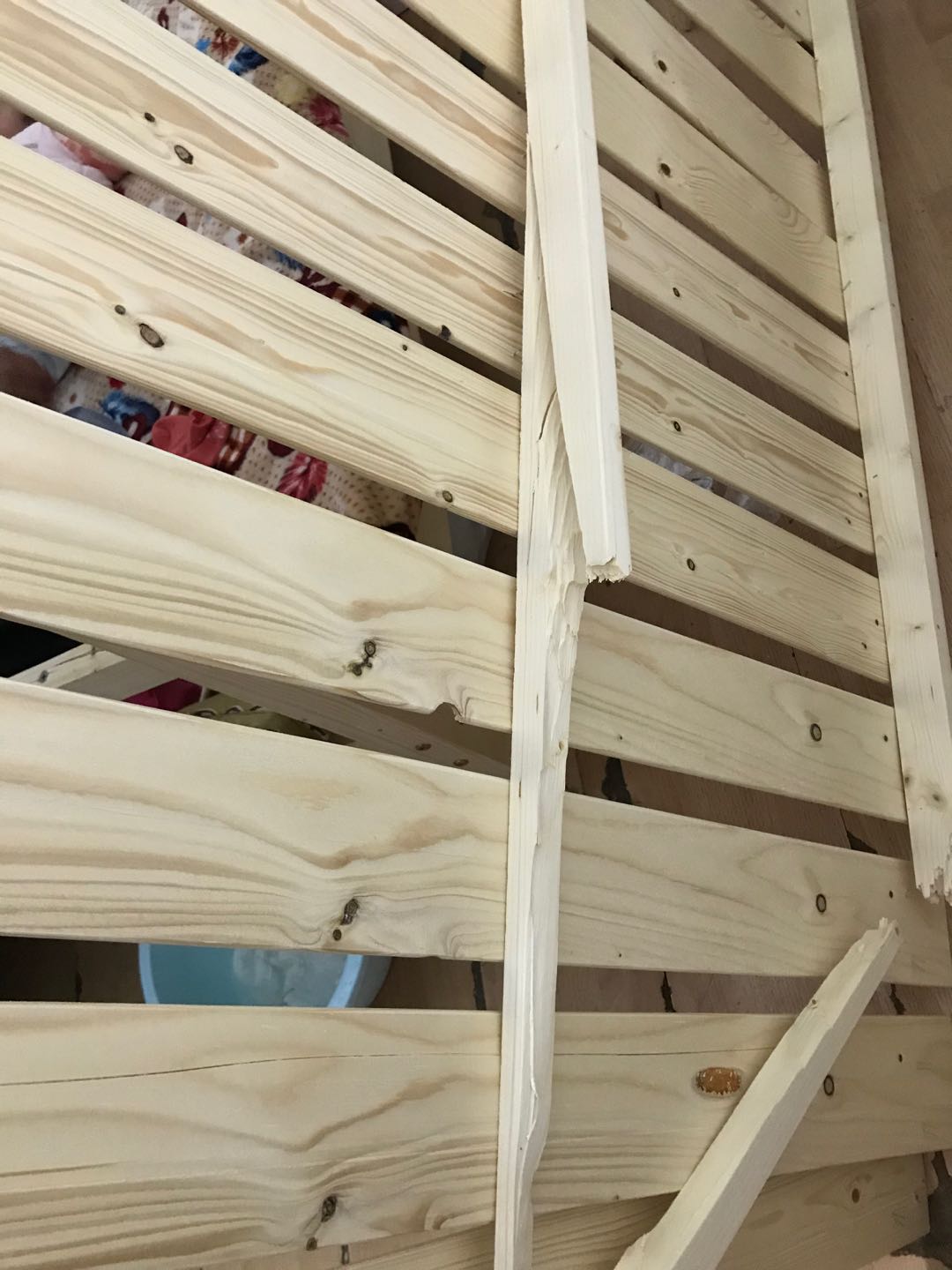 3月11号下单购买该店一张上下铺,仅使用一晚,上铺床板突然断裂塌陷