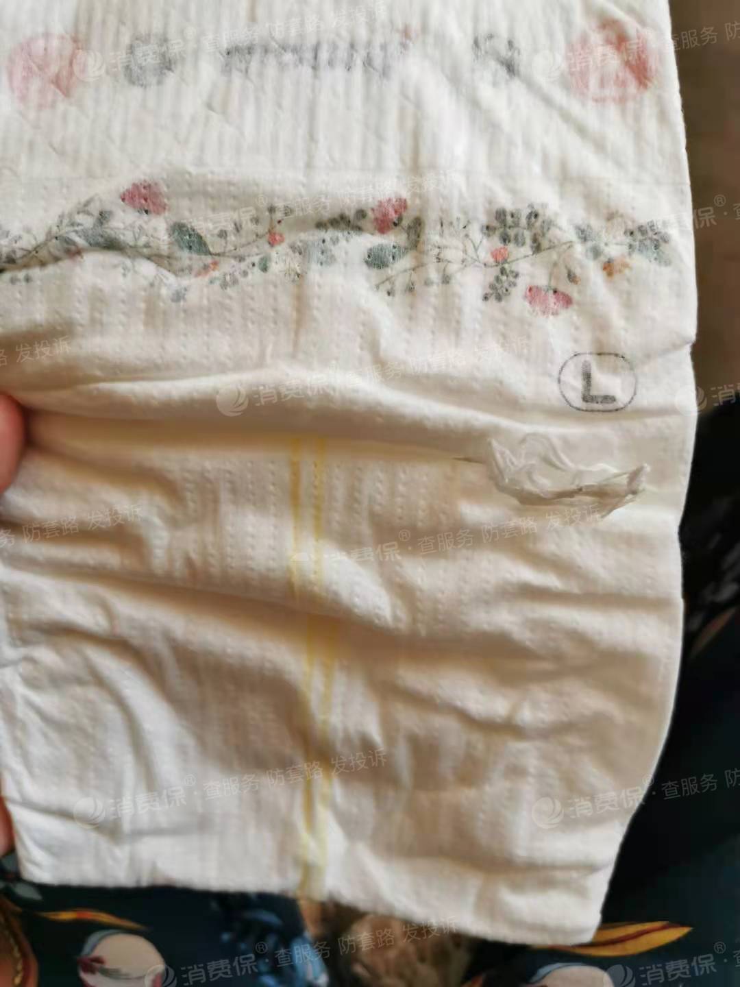 官方旗舰店买了三包纸尿裤,使用到第三包时,发现部分纸尿裤存在破损