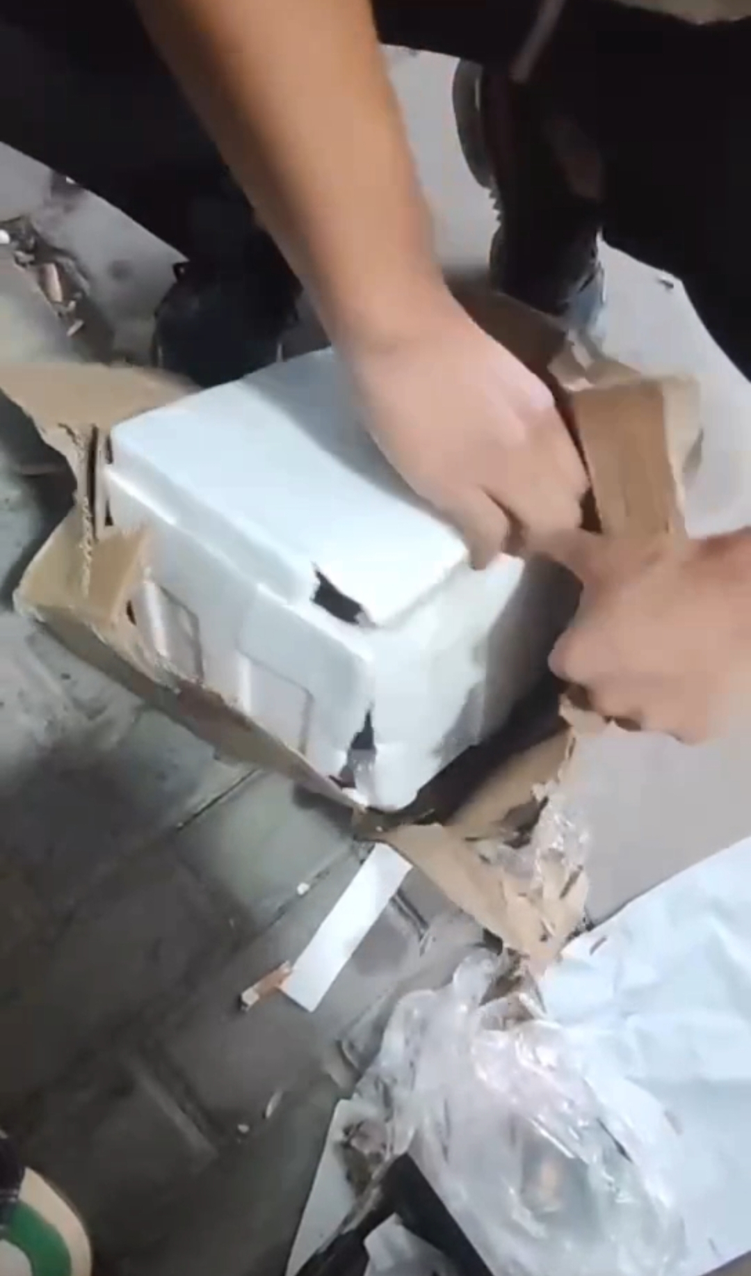 我寄得的易坏货到之后发现纸箱里面泡沫箱子都是破破的摔多少次能摔成