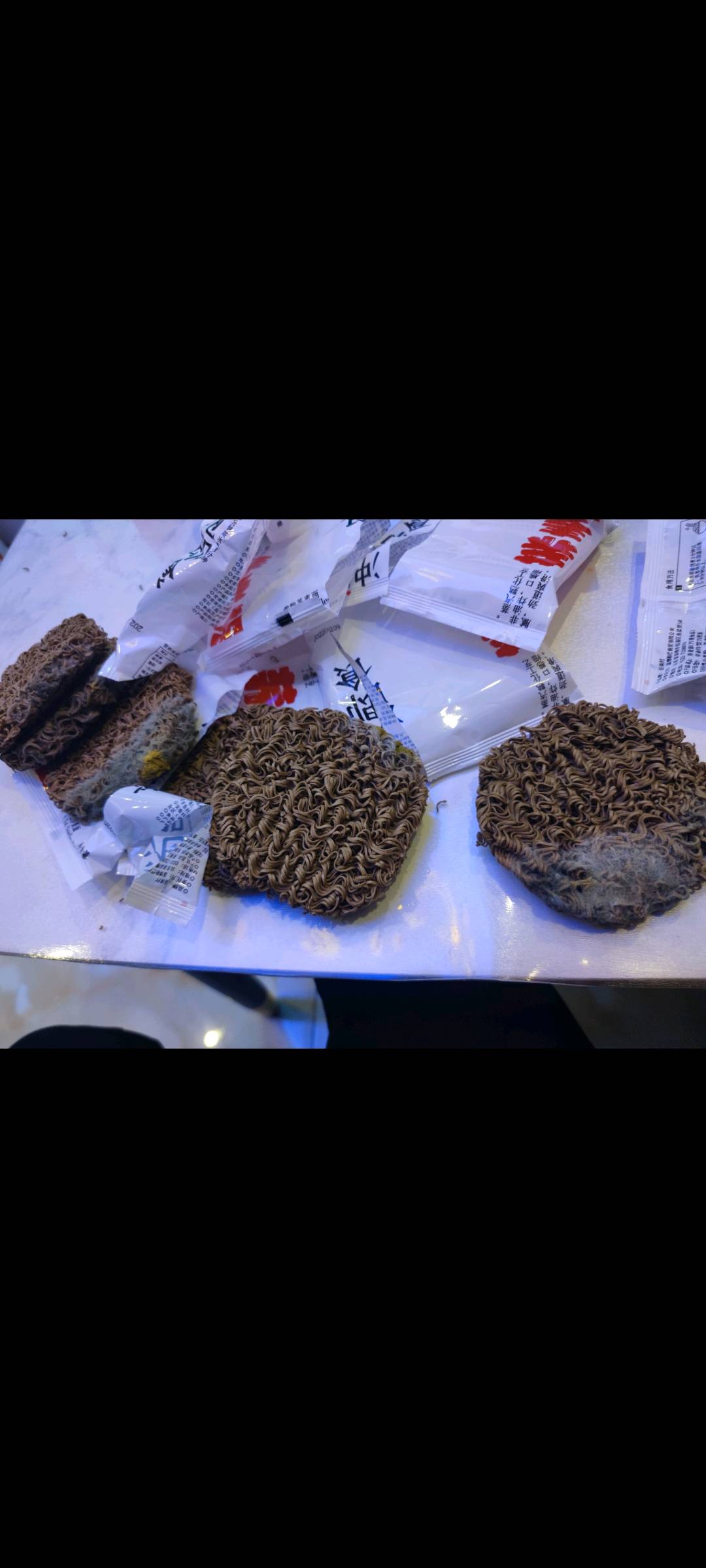 在谷南村购买的荞麦方便面发霉了