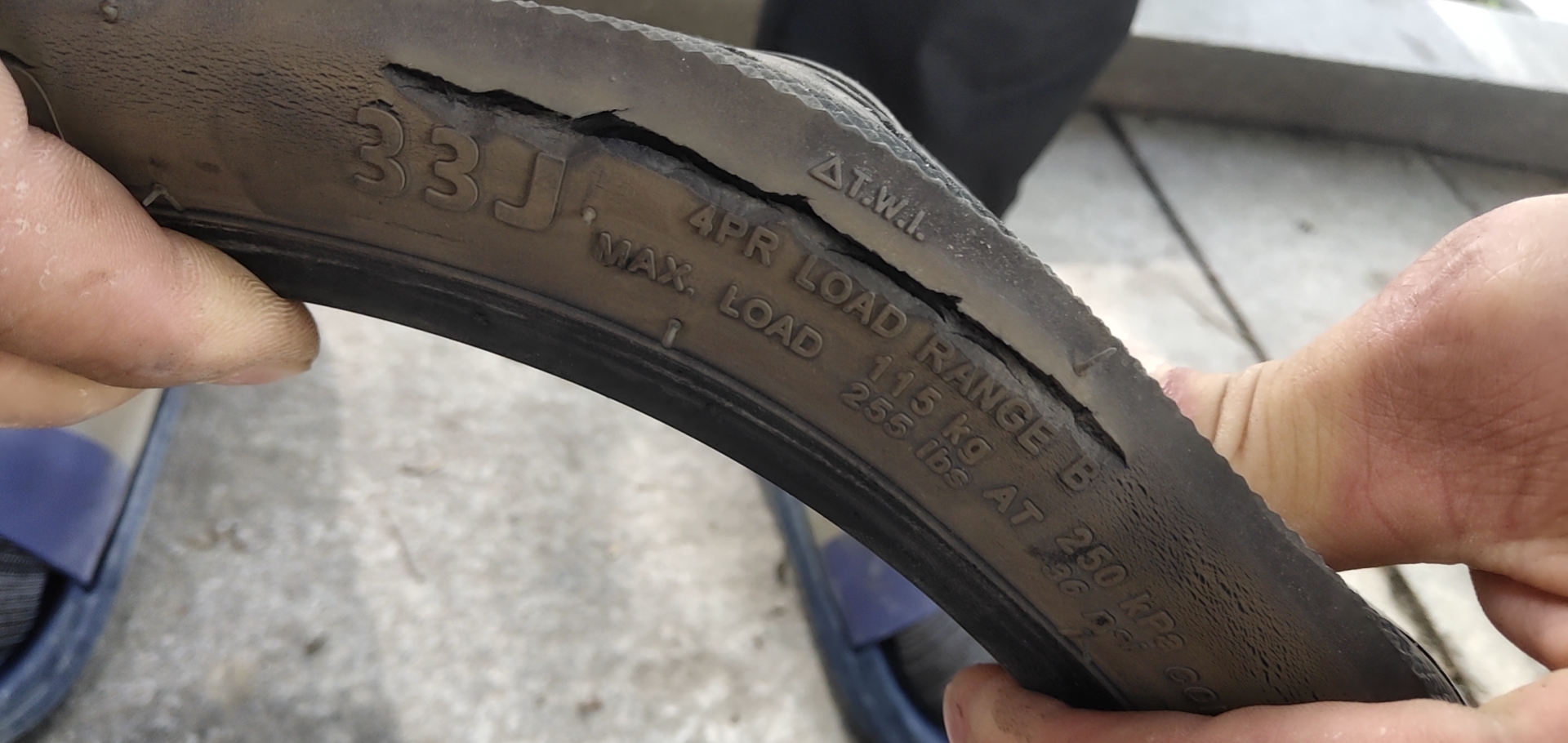 新买雅迪电动车不到1年轮胎因为质量问题而报废