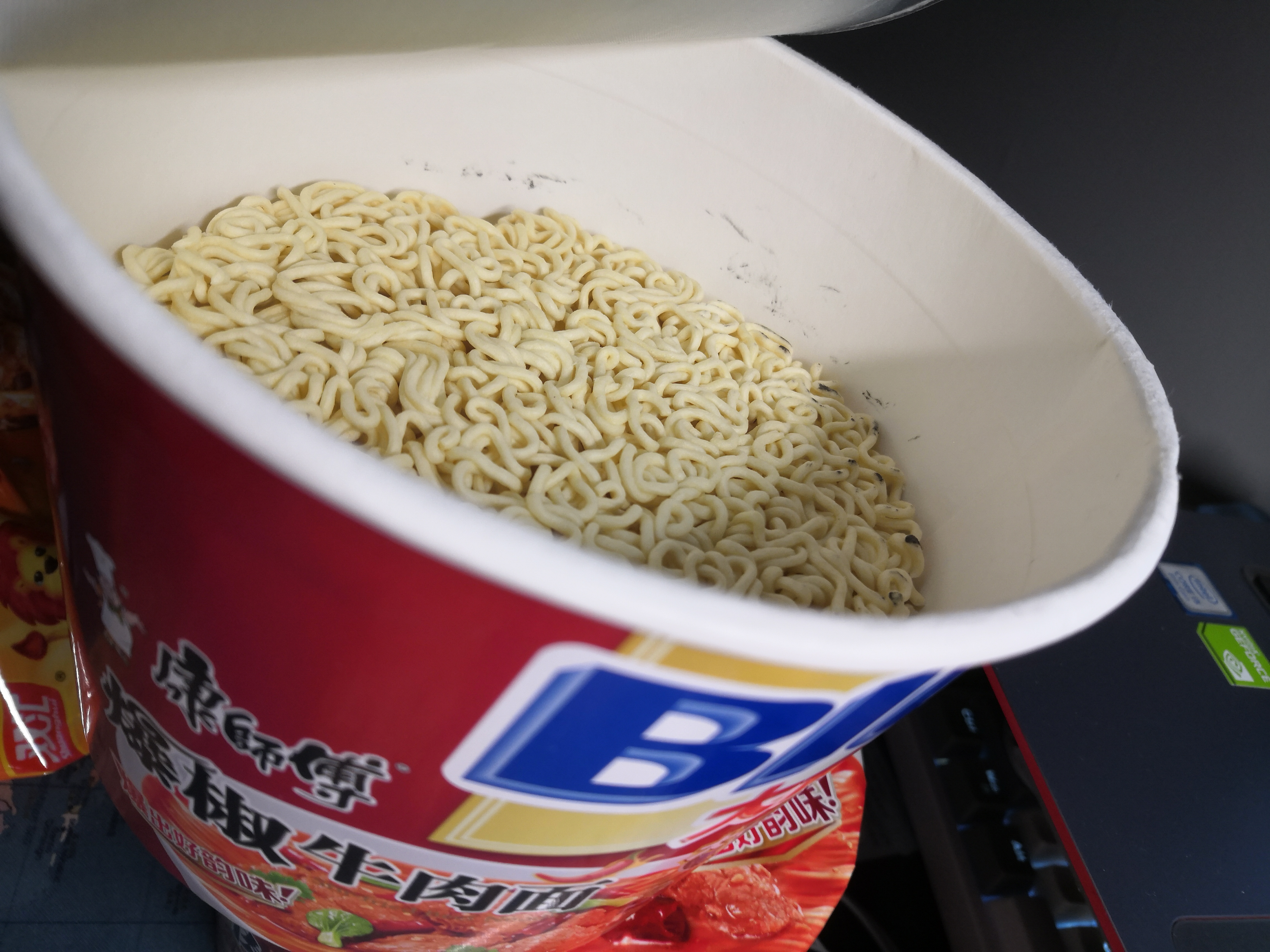 桶装康师傅面饼上和桶内檐有黑色不明痕迹
