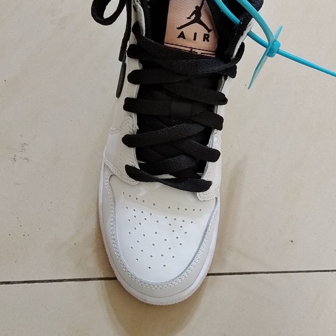 在得物上几千块钱买的鞋鞋头是歪的