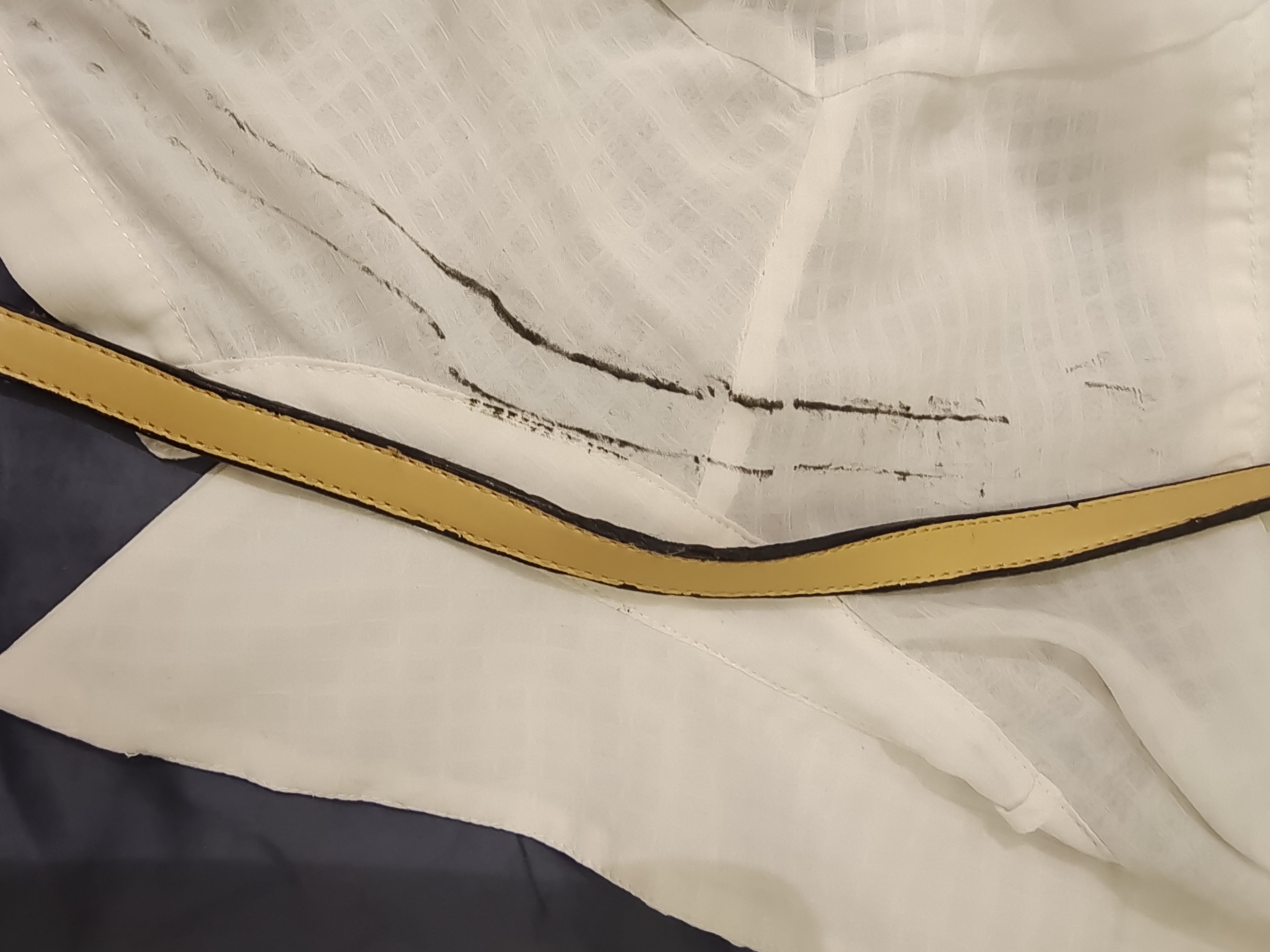 意尔康真皮包肩带皮质脱落掉色并且粘粘在衣服上