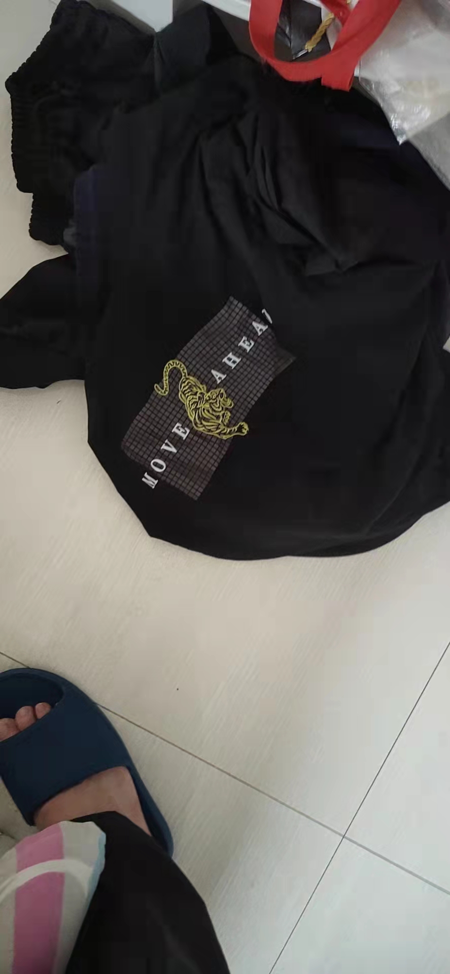 云货优选优品剪标店里买的黑色体恤掉色掉毛严重商家不与处理