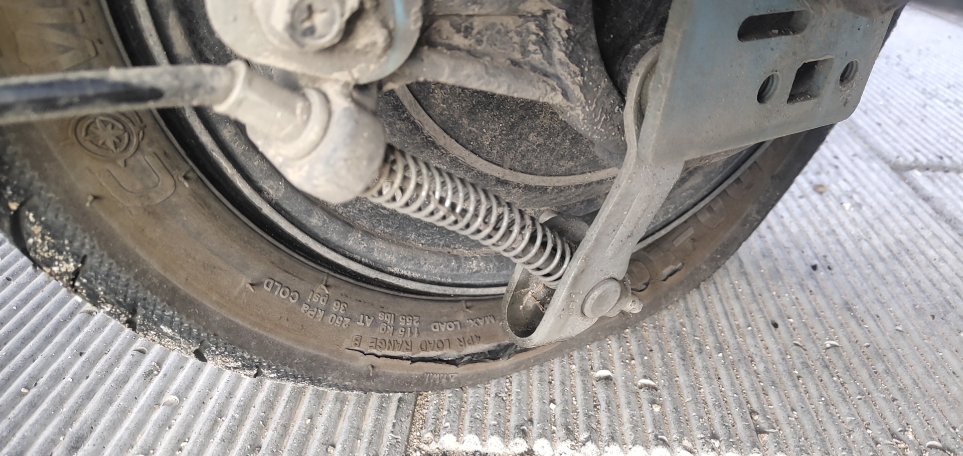 新买雅迪电动车不到1年轮胎因为质量问题而报废