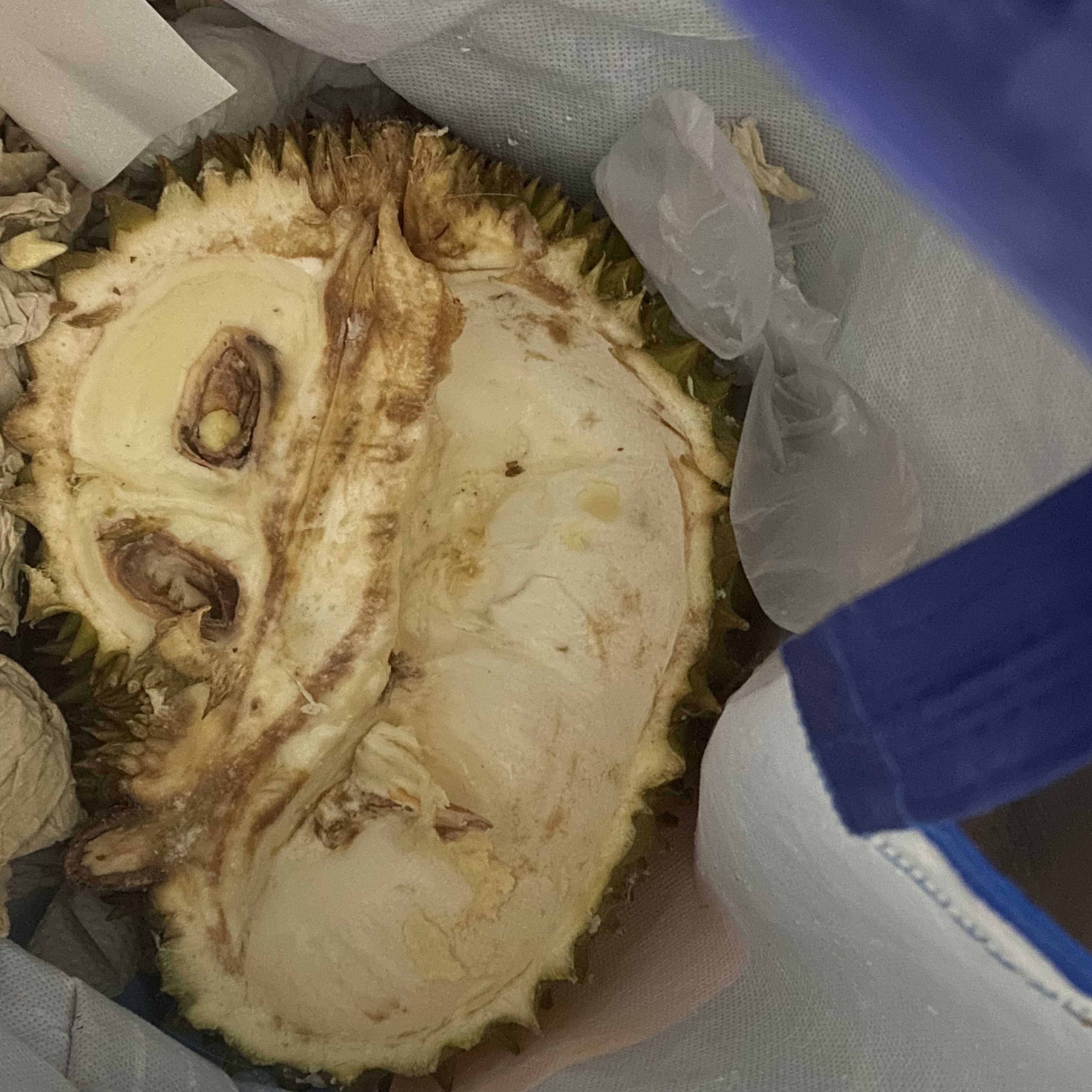 谊品生鲜贩卖生榴莲