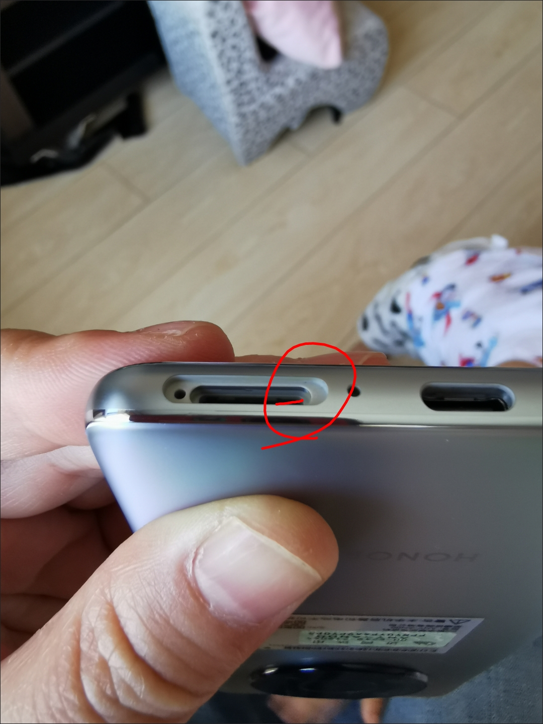 了,不是脏,而且打开插卡处,里面严重发黄,充电口里面就是干干净净的