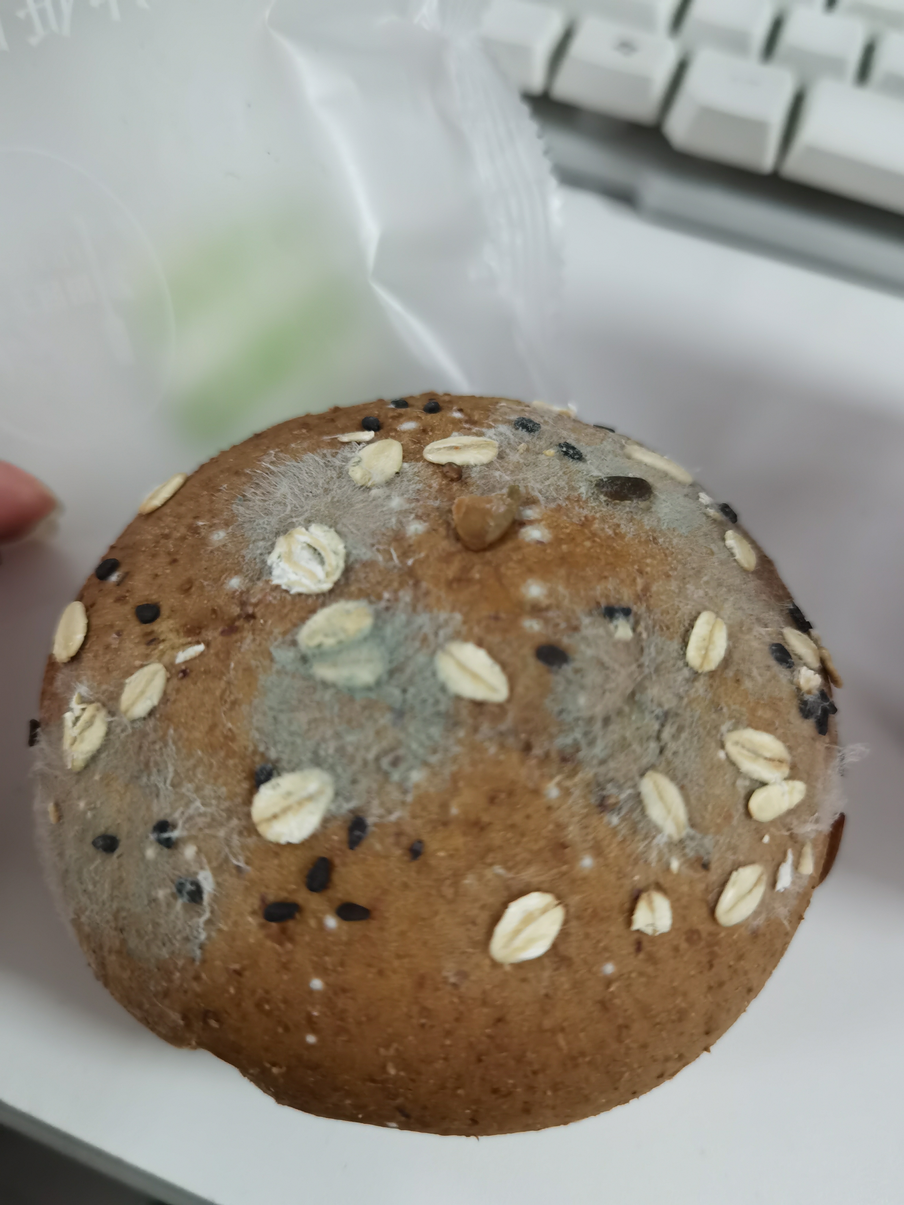 投诉拼多多售卖保质期内的面包发霉不小心食用