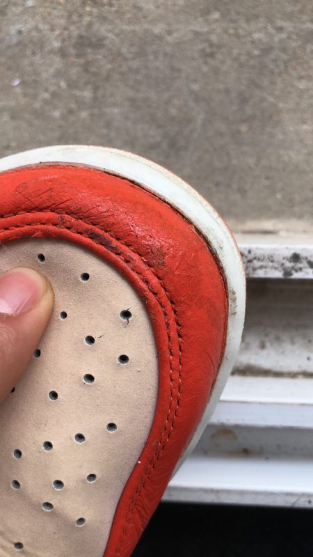 在毒app购买的aj穿了15天就出现开胶脱皮的现象