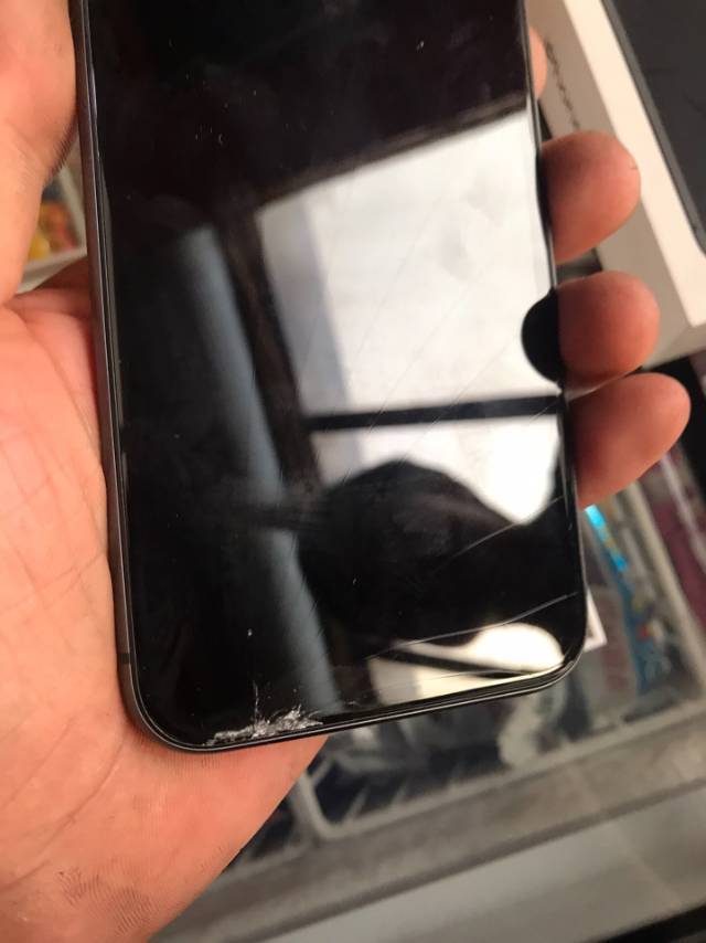 苹果11黑色摔坏的图片图片