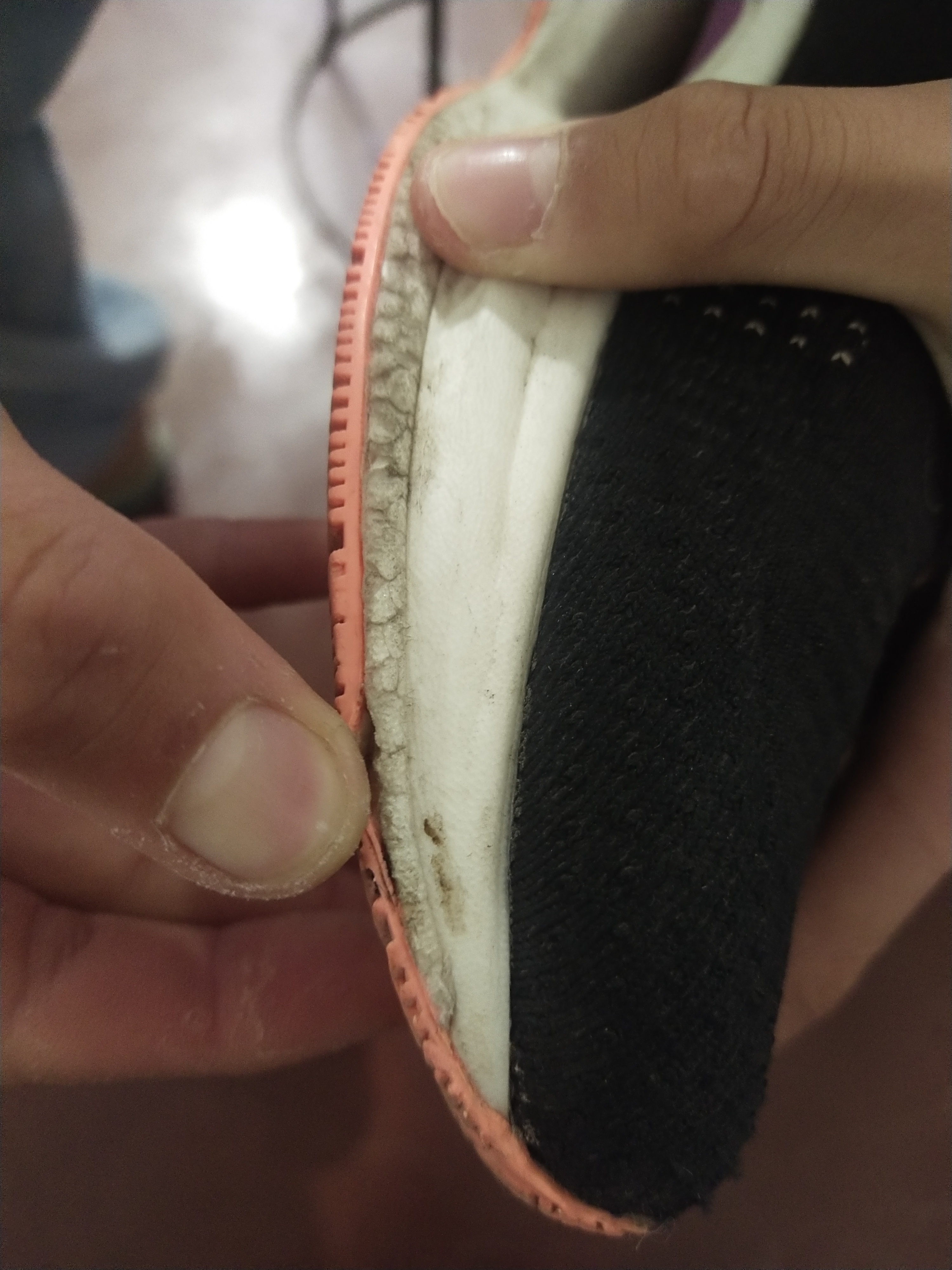 刚买不到一个月的李宁绝影鞋底脱胶,鞋底掉渣,希望得物平台退货或更换