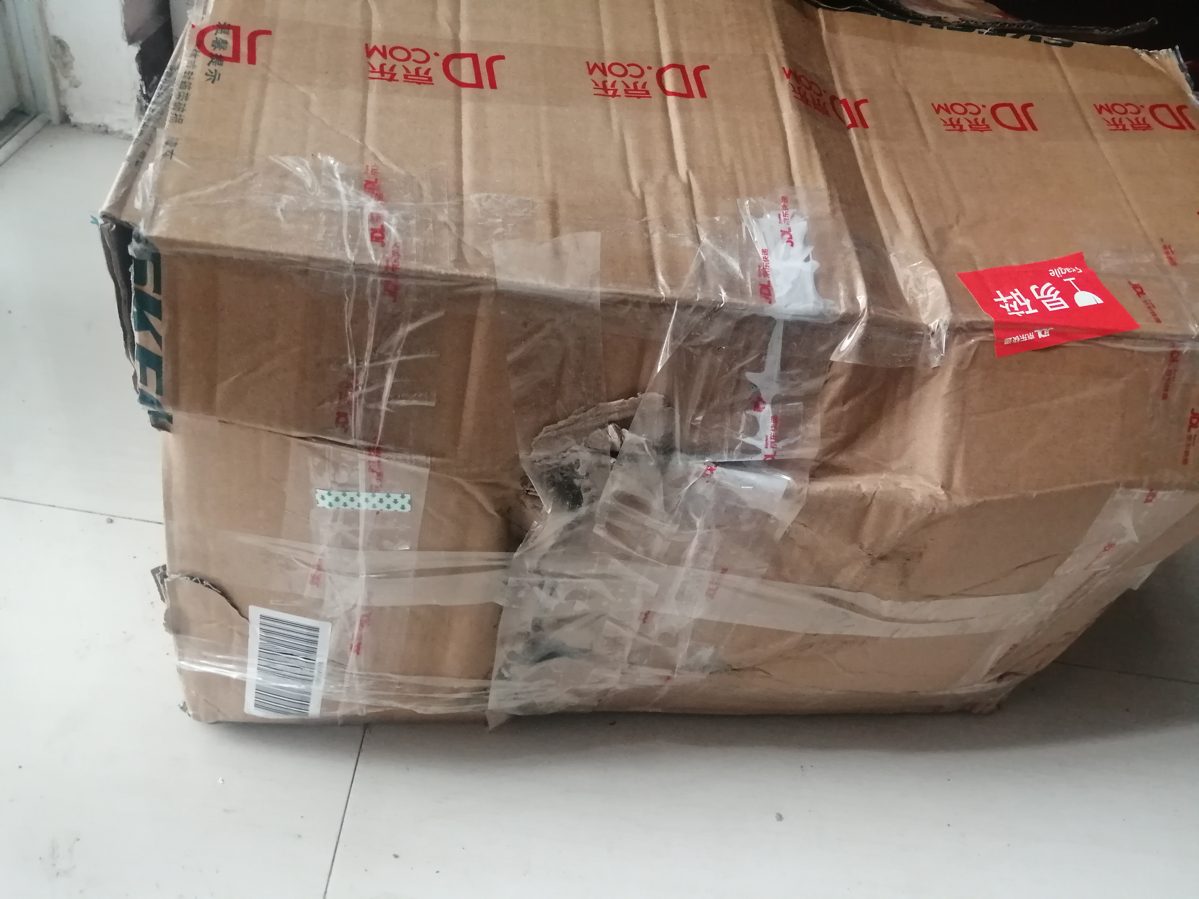 京东快递邮寄电脑一体机屏幕重物压坏变形导致不能使用