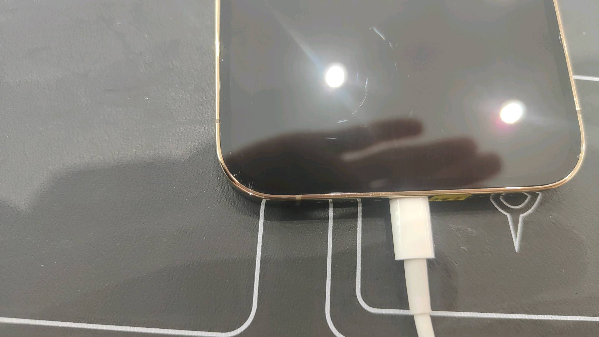 无划痕 无磕碰,但我实际收到的货却是屏幕多处划痕,底下还有不明掉漆