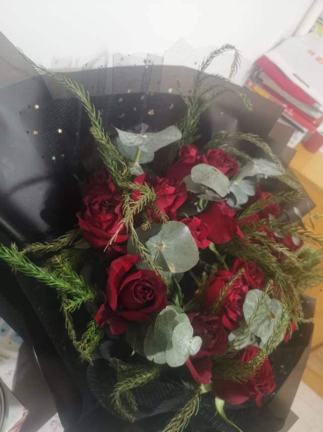 情人节购买玫瑰花束质量极差送到手鲜花枯萎凋零