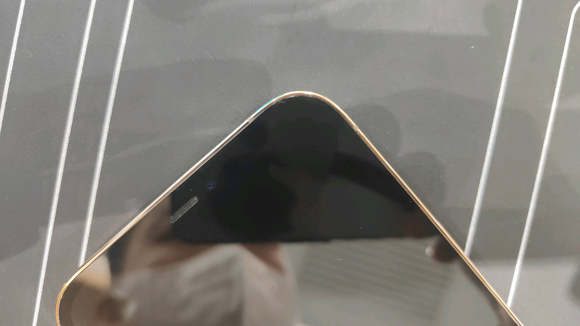 无划痕 无磕碰,但我实际收到的货却是屏幕多处划痕,底下还有不明掉漆