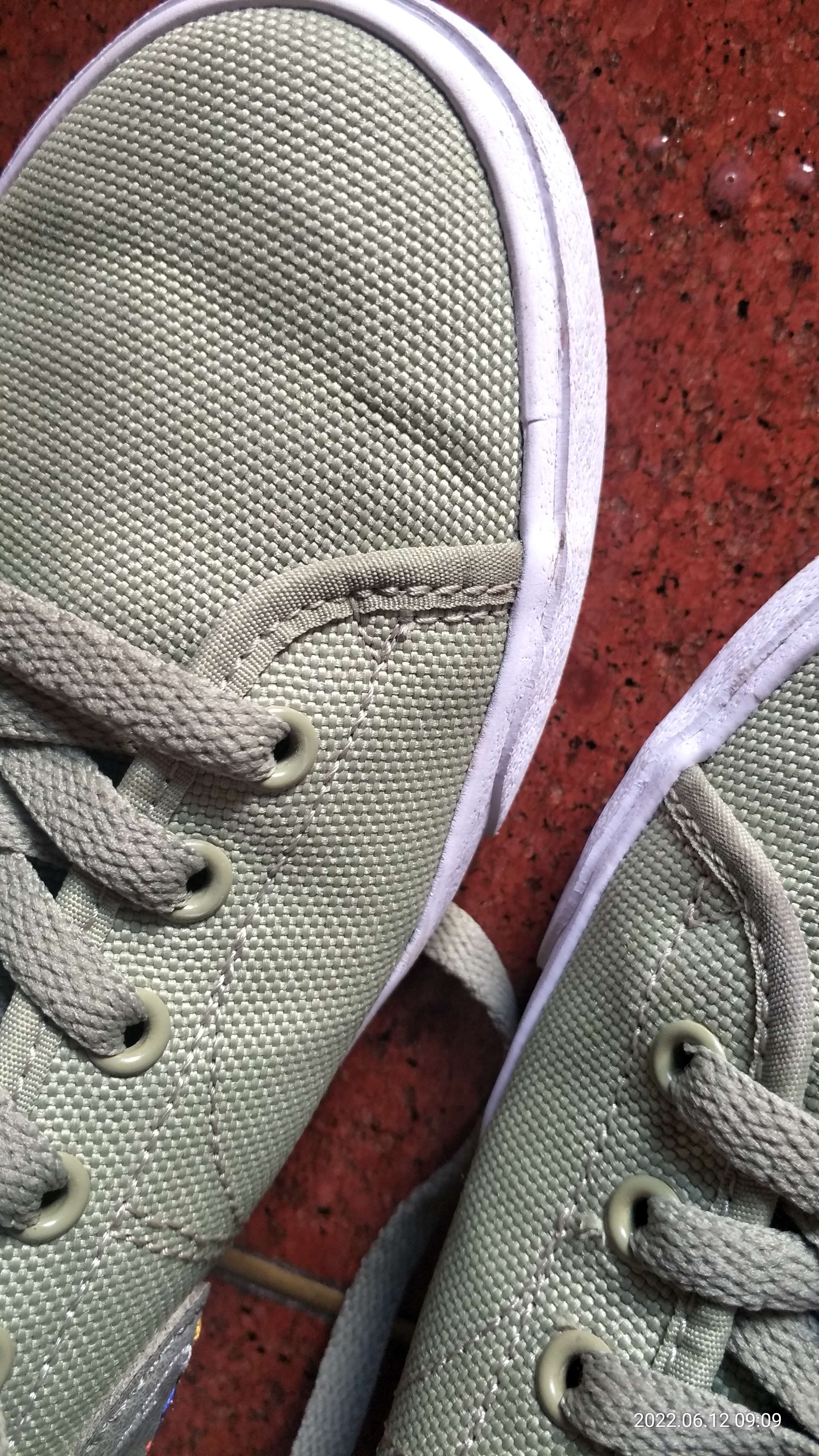 鞋子穿两天就断口了联系商家客服也不受理跟本不回七天无理由支持的是