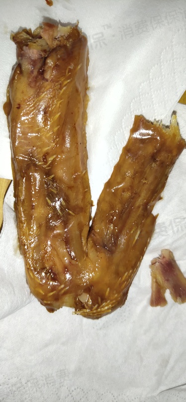 鸭子飞了牌子的龙岩泡鸭翅产品,鸭翅上有很多毛,甚至带着羽绒,无法