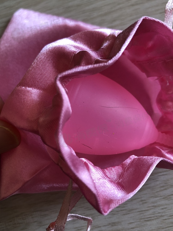 在丁香园购买的女性生理用品"蓝宝丝月经杯"上有毛发