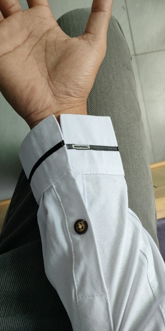 在京东购买的衣服袖口缺少纽扣且纽扣口开错客服态度恶劣且多次申诉不