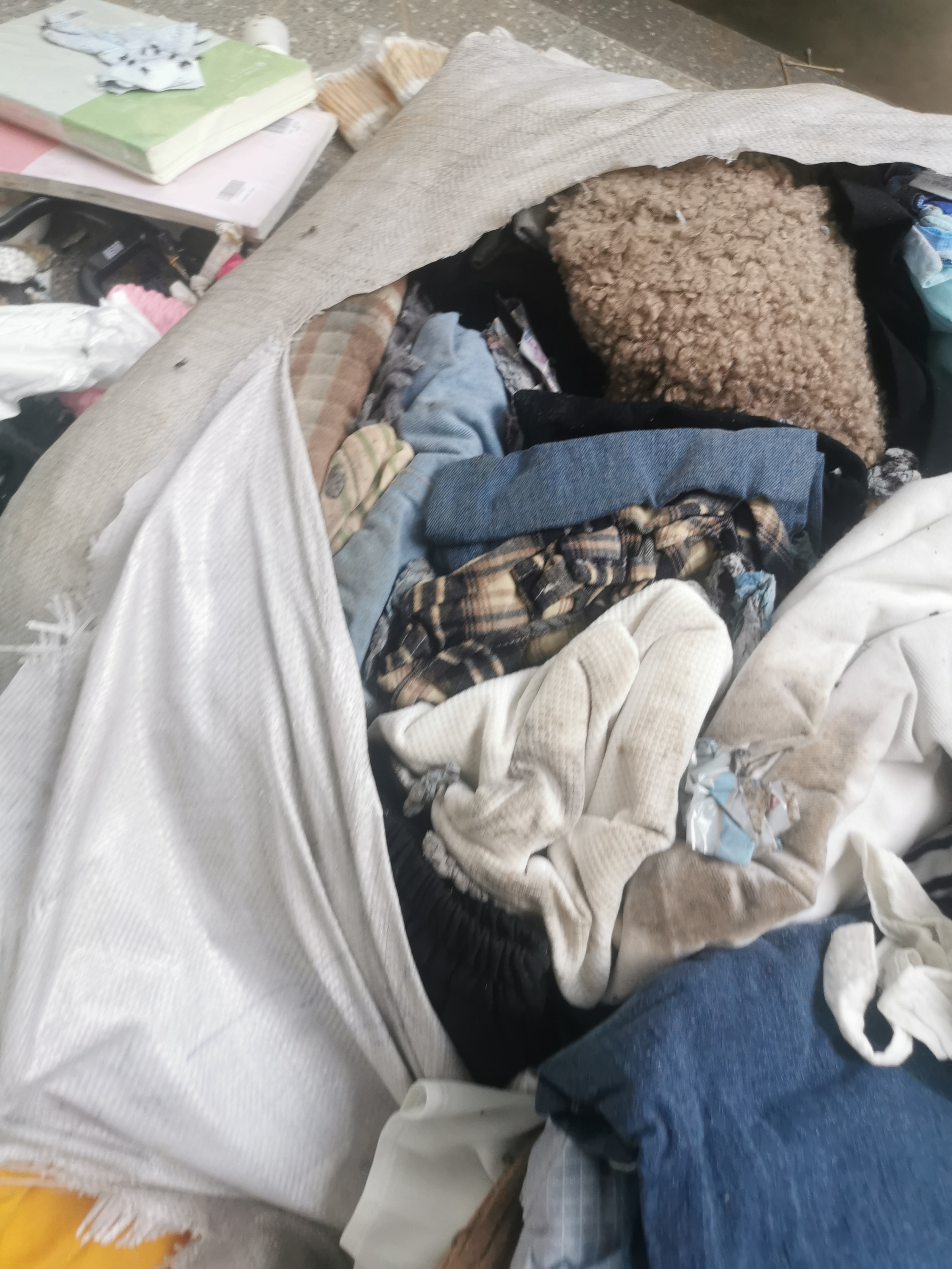 圆通收到的两单快递里的物品与重要资料全部浸湿外包装破损里面东西全