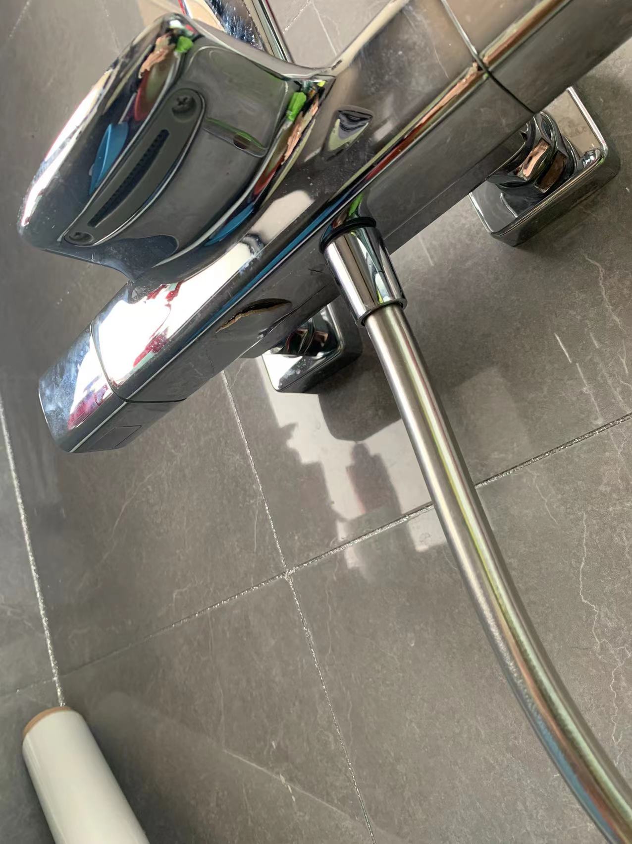 浪鲸卫浴的花洒安装后还没用就坏了管件开裂说是我们自己开窗放风冻裂