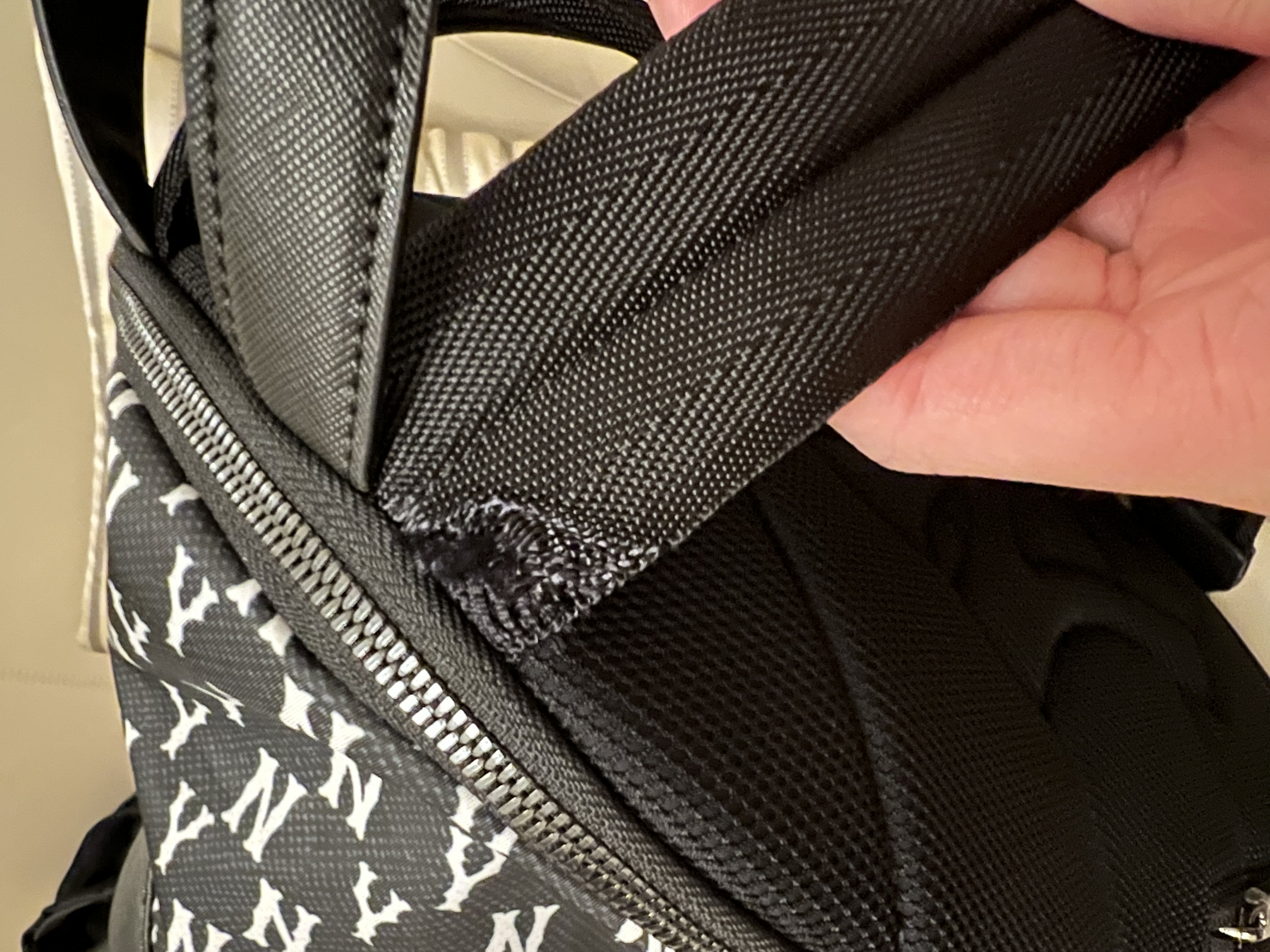 背了两三次的双肩包包带出现断裂情况客服未处理希望换货或退货退款